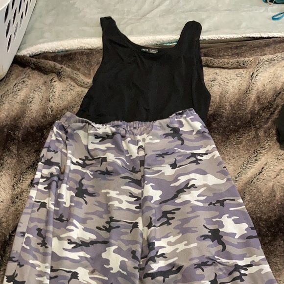 Cropped tank w/ grey camo joggers - Picture 2 of 2
